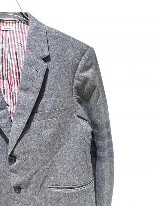 Thom Browne（トムブラウン）Thom Browne (トムブラウン) 平織り4-BARクラシックスポーツコート/MJC001A ライトグレー サイズ:3の古着・服飾アイテム