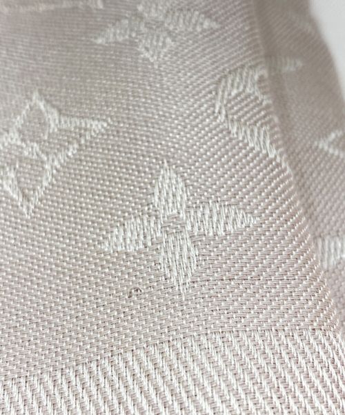 LOUIS VUITTON（ルイ ヴィトン）LOUIS VUITTON (ルイ ヴィトン) シルクウール大判ストール ライトグレーの古着・服飾アイテム