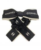 CHANELシャネル）の古着「ロゴリボンシュシュ」｜ブラック