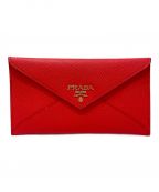 PRADAプラダ）の古着「2つ折り長財布 エンベロープ」｜レッド×ゴールド