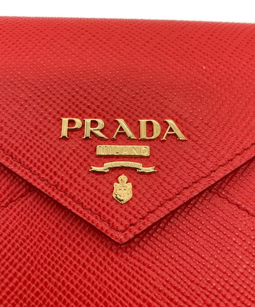 PRADA（プラダ）PRADA (プラダ) 2つ折り長財布 エンベロープ レッド×ゴールドの古着・服飾アイテム