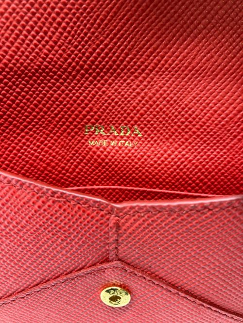 PRADA（プラダ）PRADA (プラダ) 2つ折り長財布 エンベロープ レッド×ゴールドの古着・服飾アイテム