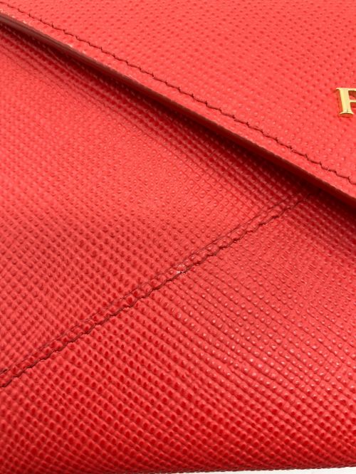 PRADA（プラダ）PRADA (プラダ) 2つ折り長財布 エンベロープ レッド×ゴールドの古着・服飾アイテム