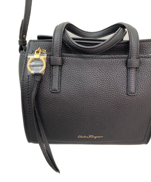 Salvatore Ferragamo（サルヴァトーレ フェラガモ）Salvatore Ferragamo (サルヴァトーレ フェラガモ) AMY GANCIO SHOPPING SMALL TOTE ブラック サイズ:-の古着・服飾アイテム