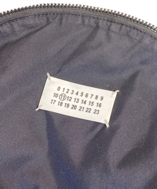 Maison Margiela（メゾンマルジェラ）Maison Margiela (メゾンマルジェラ) ロゴストライプバックパック ブラック サイズ:-の古着・服飾アイテム