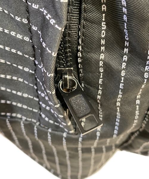 Maison Margiela（メゾンマルジェラ）Maison Margiela (メゾンマルジェラ) ロゴストライプバックパック ブラック サイズ:-の古着・服飾アイテム
