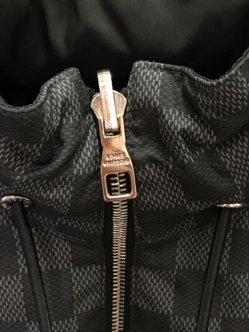 LOUIS VUITTON（ルイ ヴィトン）LOUIS VUITTON (ルイ ヴィトン) ダミエグラフィット リバーシブルグラフィットナイロンブルゾン ブラック サイズ:SIZE 44の古着・服飾アイテム