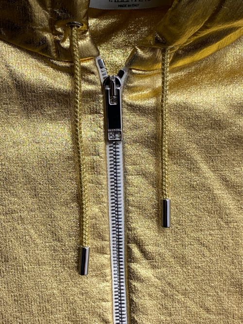 VALENTINO（ヴァレンティノ）VALENTINO (ヴァレンティノ) バックロゴプリントメタリックパーカー ゴールド サイズ:Mの古着・服飾アイテム
