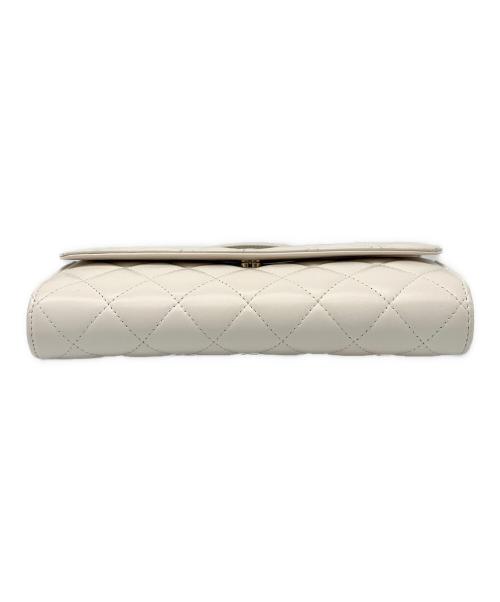 CHANEL（シャネル）CHANEL (シャネル) マトラッセ チェーン ウォレット ホワイト サイズ:22の古着・服飾アイテム