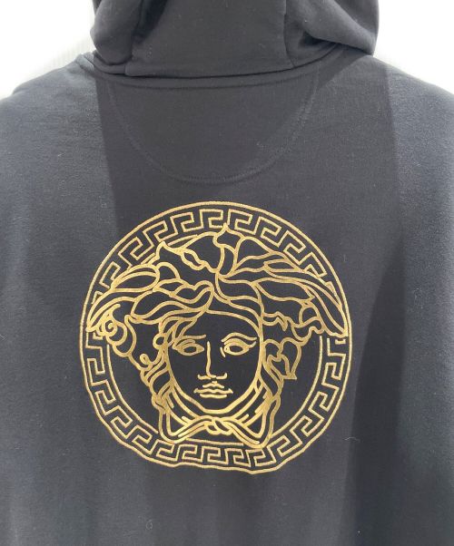 FENDI（フェンディ）FENDI (フェンディ) VERSACE (ヴェルサーチ) ロゴエンブロイダリーフーディ ブラック サイズ:Sの古着・服飾アイテム