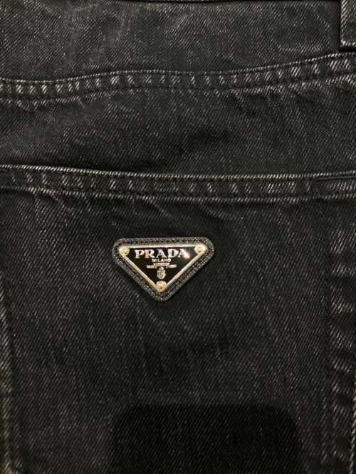 PRADA（プラダ）PRADA (プラダ) トライアングルプレートブラックデニムパンツ ブラック サイズ:32の古着・服飾アイテム
