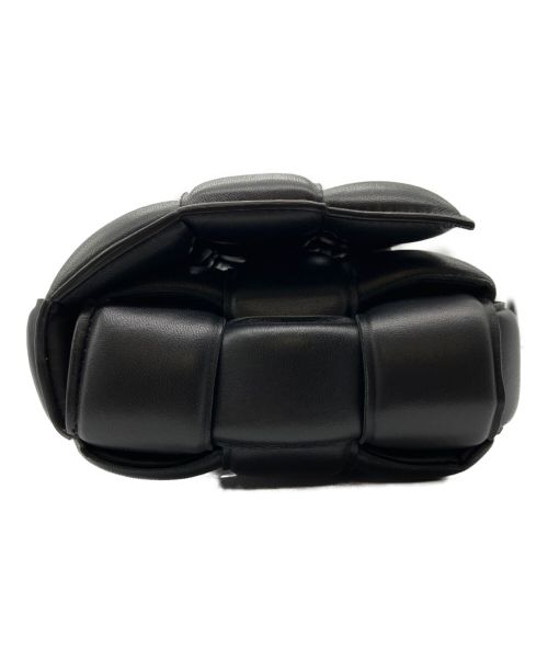 BOTTEGA VENETA（ボッテガベネタ）BOTTEGA VENETA (ボッテガベネタ) パデッド カセットショルダーバッグ ブラック サイズ:クラシックの古着・服飾アイテム