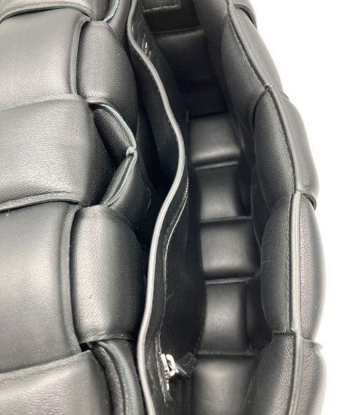 BOTTEGA VENETA（ボッテガベネタ）BOTTEGA VENETA (ボッテガベネタ) パデッド カセットショルダーバッグ ブラック サイズ:クラシックの古着・服飾アイテム