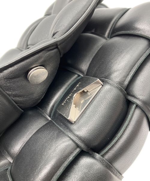 BOTTEGA VENETA（ボッテガベネタ）BOTTEGA VENETA (ボッテガベネタ) パデッド カセットショルダーバッグ ブラック サイズ:クラシックの古着・服飾アイテム