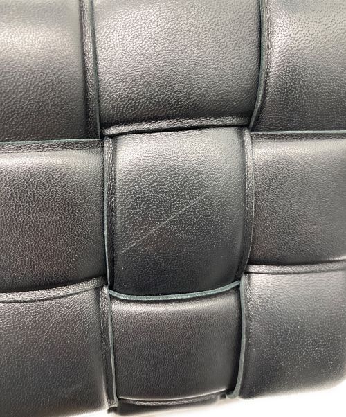 BOTTEGA VENETA（ボッテガベネタ）BOTTEGA VENETA (ボッテガベネタ) パデッド カセットショルダーバッグ ブラック サイズ:クラシックの古着・服飾アイテム