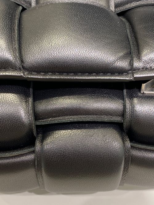 BOTTEGA VENETA（ボッテガベネタ）BOTTEGA VENETA (ボッテガベネタ) パデッド カセットショルダーバッグ ブラック サイズ:クラシックの古着・服飾アイテム