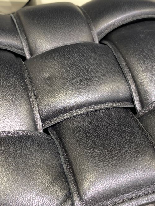 BOTTEGA VENETA（ボッテガベネタ）BOTTEGA VENETA (ボッテガベネタ) パデッド カセットショルダーバッグ ブラック サイズ:クラシックの古着・服飾アイテム