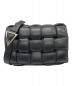 BOTTEGA VENETA（ボッテガベネタ）の古着「パデッド カセットショルダーバッグ」｜ブラック