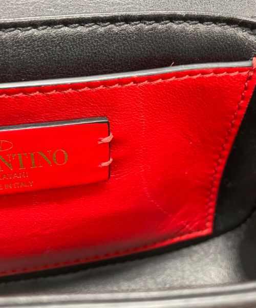 VALENTINO（ヴァレンティノ）VALENTINO (ヴァレンティノ) Supervee Crossbody Bag ブラック×ゴールドの古着・服飾アイテム