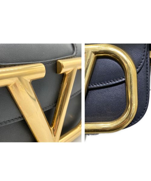 VALENTINO（ヴァレンティノ）VALENTINO (ヴァレンティノ) Supervee Crossbody Bag ブラック×ゴールドの古着・服飾アイテム