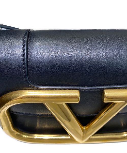 VALENTINO（ヴァレンティノ）VALENTINO (ヴァレンティノ) Supervee Crossbody Bag ブラック×ゴールドの古着・服飾アイテム