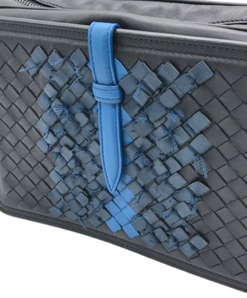 BOTTEGA VENETA（ボッテガベネタ）BOTTEGA VENETA (ボッテガベネタ) イントレレザーショルダーバッグ ブラック×ブルー サイズ:-の古着・服飾アイテム