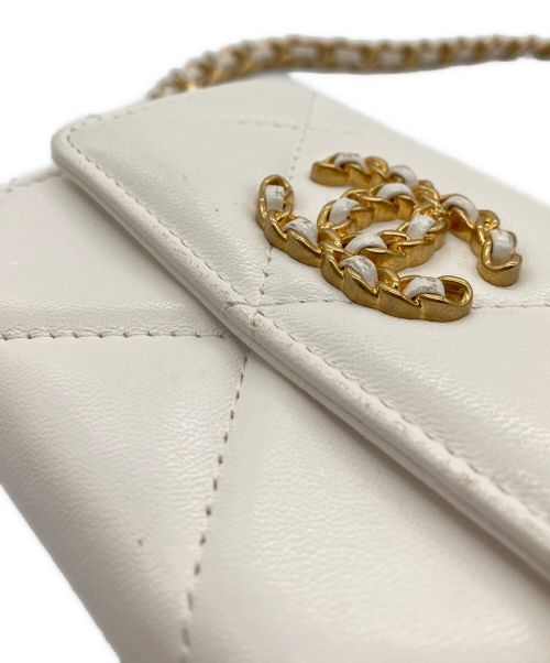 CHANEL（シャネル）CHANEL (シャネル) マトラッセショルダーミニウォレット ホワイトの古着・服飾アイテム