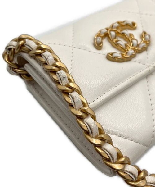 CHANEL（シャネル）CHANEL (シャネル) マトラッセショルダーミニウォレット ホワイトの古着・服飾アイテム