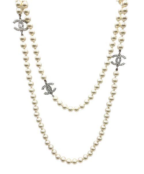 CHANEL（シャネル）CHANEL (シャネル) ココマークロングパールネックレス ホワイトの古着・服飾アイテム