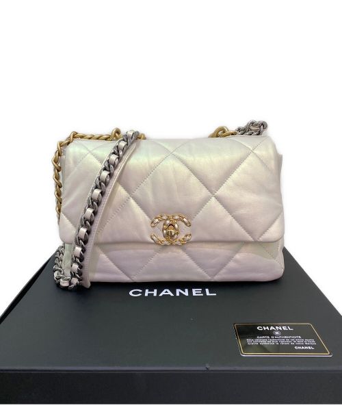 CHANEL（シャネル）CHANEL (シャネル) ラムスキン19ショルダーバッグ シャイニーパールホワイトの古着・服飾アイテム