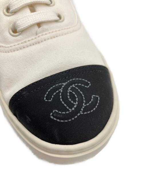 CHANEL（シャネル）CHANEL (シャネル) ロゴキャンバススニーカー ホワイト×ブラック サイズ:36の古着・服飾アイテム