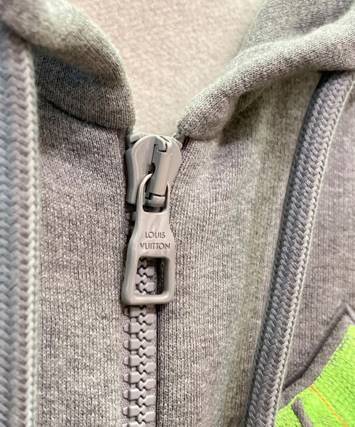 LOUIS VUITTON（ルイ ヴィトン）LOUIS VUITTON (ルイ ヴィトン) 3DLVグラフィティエンブロイダードジップフーディ ライトグレー サイズ:Mの古着・服飾アイテム