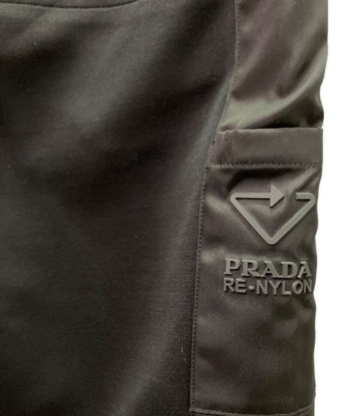PRADA（プラダ）PRADA (プラダ) サイドテープトライアングルプレートトラックパンツ ブラック サイズ:Mの古着・服飾アイテム