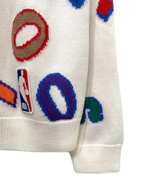 LOUIS VUITTON（ルイ ヴィトン）LOUIS VUITTON (ルイ ヴィトン) NBA (エヌビーエー) コラボレーター マルチ ロゴ クルーネック ニット ホワイト×マルチカラー サイズ:Lの古着・服飾アイテム