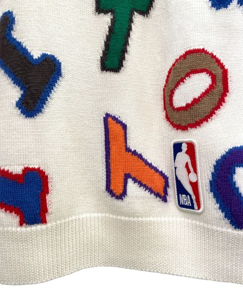 LOUIS VUITTON（ルイ ヴィトン）LOUIS VUITTON (ルイ ヴィトン) NBA (エヌビーエー) コラボレーター マルチ ロゴ クルーネック ニット ホワイト×マルチカラー サイズ:Lの古着・服飾アイテム