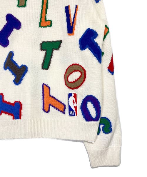 LOUIS VUITTON（ルイ ヴィトン）LOUIS VUITTON (ルイ ヴィトン) NBA (エヌビーエー) コラボレーター マルチ ロゴ クルーネック ニット ホワイト×マルチカラー サイズ:Lの古着・服飾アイテム