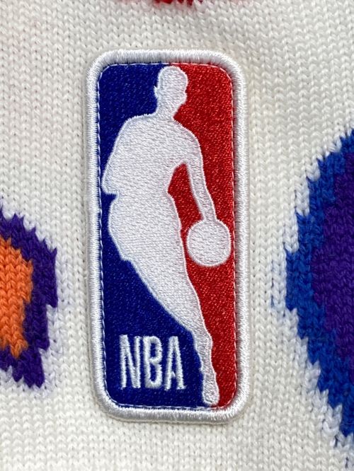 LOUIS VUITTON（ルイ ヴィトン）LOUIS VUITTON (ルイ ヴィトン) NBA (エヌビーエー) コラボレーター マルチ ロゴ クルーネック ニット ホワイト×マルチカラー サイズ:Lの古着・服飾アイテム