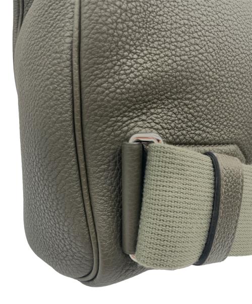 HERMES（エルメス）HERMES (エルメス) アッカド GM/シルバー金具/トゴ/ヴェール ドゥ グリ/カーキ/グリーン系/U刻印 カーキ サイズ:GMの古着・服飾アイテム