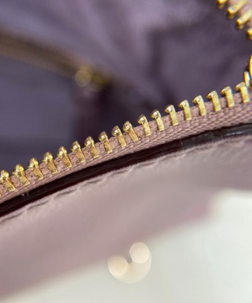 JIMMY CHOO（ジミーチュウ）JIMMY CHOO (ジミーチュウ) レザーショルダーバッグ ピンク×ゴールドの古着・服飾アイテム