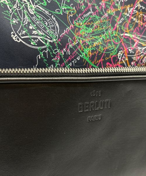 Berluti（ベルルッティ）Berluti (ベルルッティ) タイムオフ マルチカラー スクリット バックパック ブラック×ネイビー サイズ:-の古着・服飾アイテム