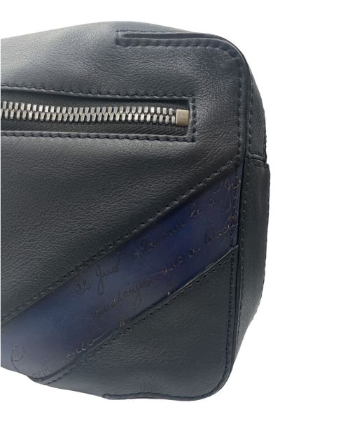 Berluti（ベルルッティ）Berluti (ベルルッティ) カリグラフィ レザー ボディバッグ ネイビー サイズ:-の古着・服飾アイテム