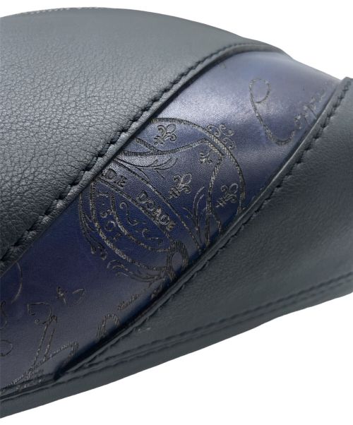 Berluti（ベルルッティ）Berluti (ベルルッティ) カリグラフィ レザー ボディバッグ ネイビー サイズ:-の古着・服飾アイテム