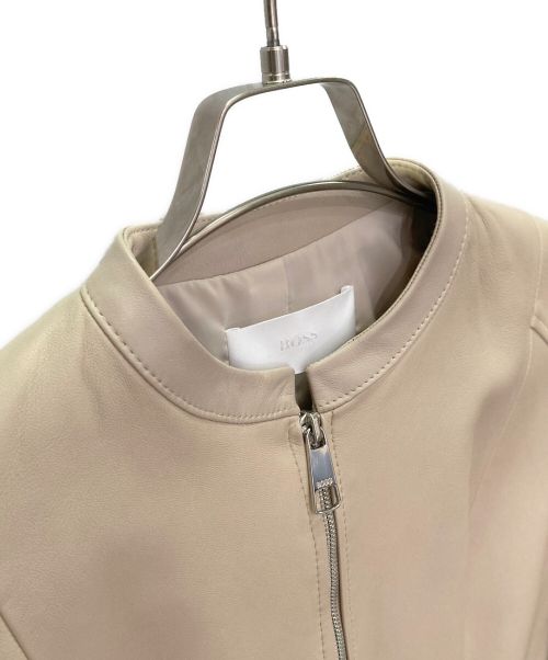 HUGO BOSS（ヒューゴ ボス）HUGO BOSS (ヒューゴ ボス) ノーカラー レザージャケット ベージュ サイズ:40の古着・服飾アイテム