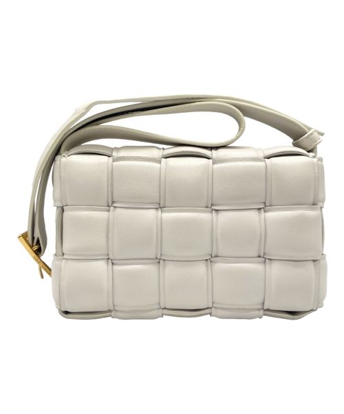 BOTTEGA VENETA（ボッテガベネタ）BOTTEGA VENETA (ボッテガベネタ) パデッドカセット ショルダーポーチ アイボリーの古着・服飾アイテム