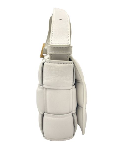 BOTTEGA VENETA（ボッテガベネタ）BOTTEGA VENETA (ボッテガベネタ) パデッドカセット ショルダーポーチ アイボリーの古着・服飾アイテム