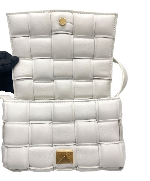 BOTTEGA VENETA（ボッテガベネタ）BOTTEGA VENETA (ボッテガベネタ) パデッドカセット ショルダーポーチ アイボリーの古着・服飾アイテム