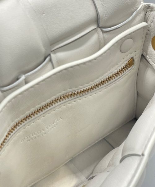 BOTTEGA VENETA（ボッテガベネタ）BOTTEGA VENETA (ボッテガベネタ) パデッドカセット ショルダーポーチ アイボリーの古着・服飾アイテム