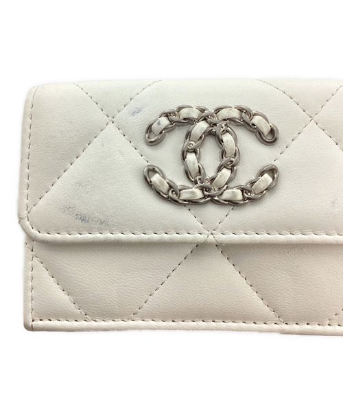 CHANEL（シャネル）CHANEL (シャネル) マトラッセコンパクトウォレット ホワイト サイズ:-の古着・服飾アイテム