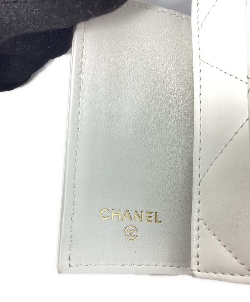 CHANEL（シャネル）CHANEL (シャネル) マトラッセコンパクトウォレット ホワイト サイズ:-の古着・服飾アイテム
