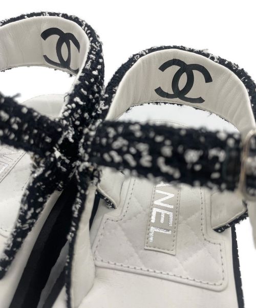CHANEL（シャネル）CHANEL (シャネル) ココ ツイード ストラップ サンダル ブラック×ホワイト サイズ:37の古着・服飾アイテム